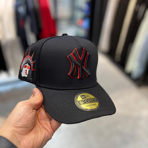 کلاه اسنپ بک نیو ارا (NEWERA NY FREEDOM SNAPBACK) (تنظیم سایز دار) رنگ مشکی قرمز